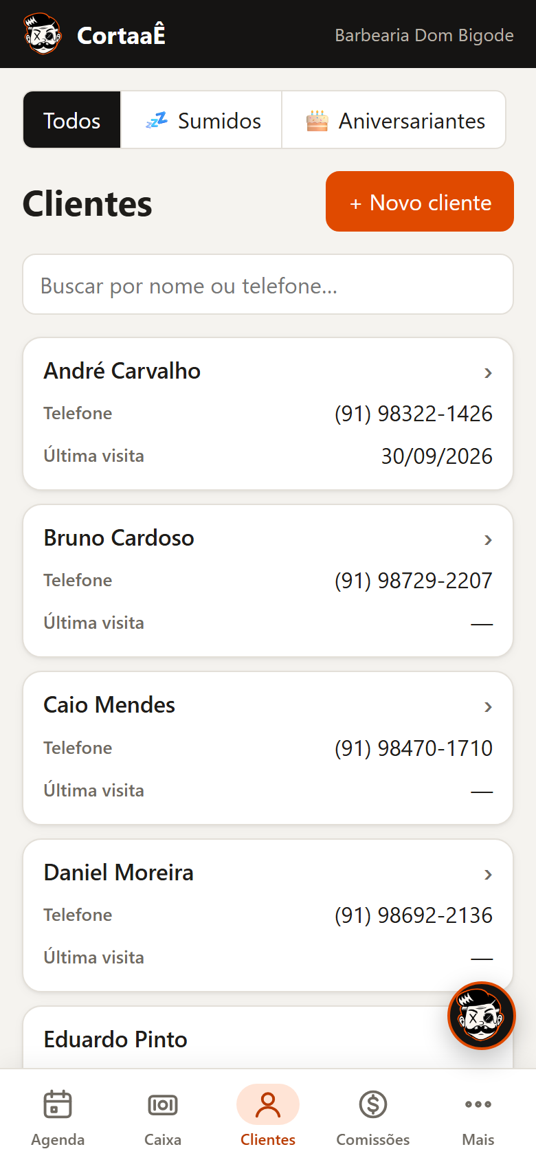 Lista de clientes no celular, com telefone e última visita