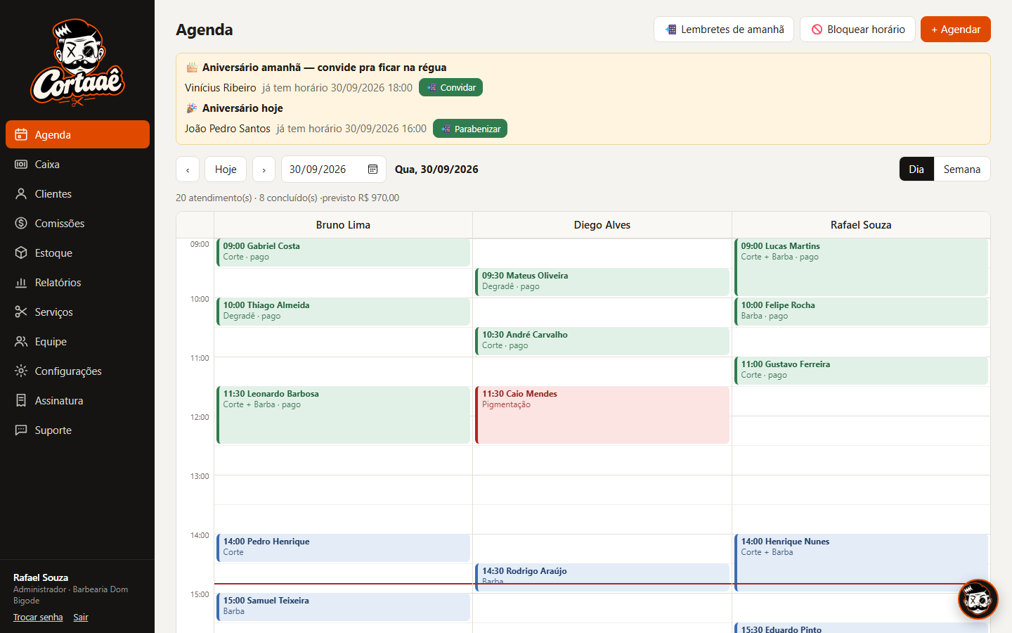 Agenda do dia com três barbeiros e os atendimentos já pagos em verde